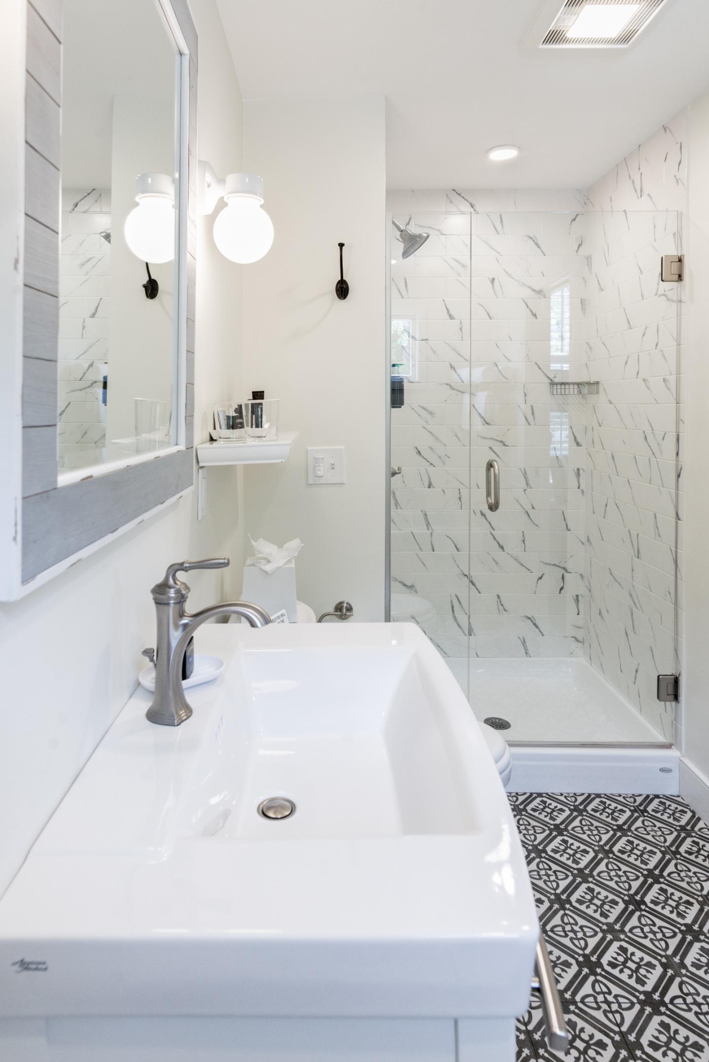 suite bathroom