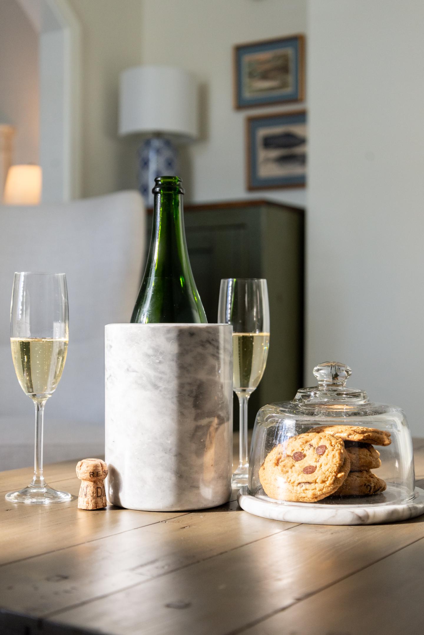 champagne and cookies